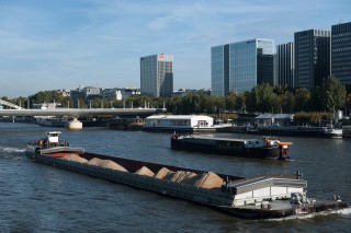Des péniches et des barges se croisent sur la Seine à Paris.